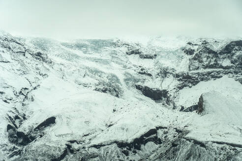 Ein einsamer Forscher steht inmitten der gewaltigen Eislandschaft des Vatnajokull-Nationalparks und zeigt die Größe und Schönheit der isländischen Gletscher. - ADSF50638