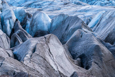 Ein fesselnder Blick auf die strukturierten Eisformationen und Gletscherspalten des Vatnajokull-Gletschers in Island, der ein Gefühl von Gelassenheit und Ehrfurcht hervorruft. - ADSF50640