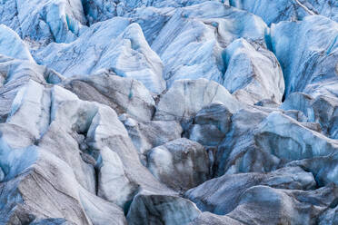 Nahaufnahme der blauen Eisformationen und -strukturen im Vatnajokull-Nationalpark, die die natürliche Schönheit der isländischen Gletscher widerspiegeln. - ADSF50641