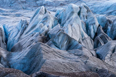 Ein einsamer Forscher steht inmitten der gewaltigen Eislandschaft des Vatnajokull-Nationalparks und zeigt die Größe und Schönheit der isländischen Gletscher. - ADSF50642