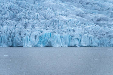 Im majestätischen Vatnajokull-Nationalpark in Island stehen auffallend blaue Eisformationen inmitten des kalten Wassers und zeigen die raue Schönheit der Natur. - ADSF50643