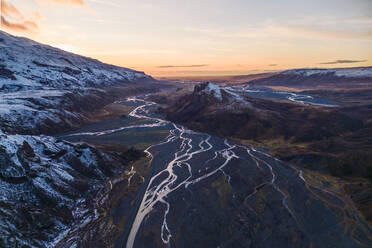 Die zauberhafte Dämmerung taucht die Flussdeltas und die zerklüftete Landschaft von Thorsmork im isländischen Hochland in ein Wechselspiel aus Licht und Schatten. - ADSF50650