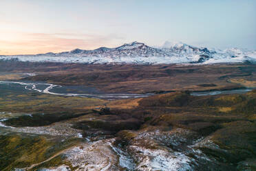 Ein Luftbild von Thorsmork, das die weite, ruhige Landschaft des isländischen Hochlands in der Abenddämmerung mit schneebedeckten Gipfeln und gewundenen Flüssen zeigt. - ADSF50653