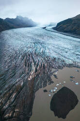 Luftaufnahme eines ausgedehnten Gletschers mit komplizierten Strukturen im Vatnajokull-Nationalpark in Island, die das Wunder der Natur zeigt. - ADSF50680