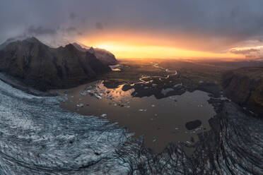 Atemberaubende Luftaufnahme eines Gletschers und einer Lagune bei Sonnenuntergang im Vatnajokull-Nationalpark, Island. - ADSF50685