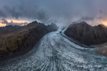 Dämmerung über dem Vatnajokull-Gletscher in Island, mit markanten Wolken über schroffen Bergen. - ADSF50690
