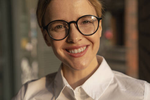 Lächelnde schöne Geschäftsfrau mit Brille - VPIF09195