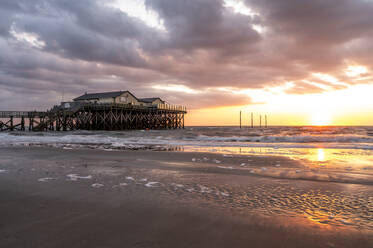 Deutschland, Schleswig-Holstein, St. Peter-Ording, Sandstrand bei bewölktem Sonnenuntergang - EGBF00959