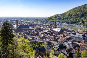 Deutschland, Baden-Württemberg, Heidelberg, Altstadthäuser mit Neckar im Hintergrund - EGBF00977