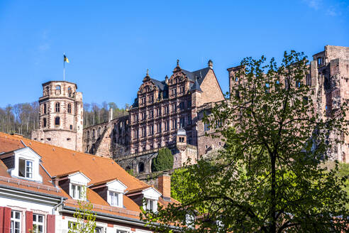 Deutschland, Baden-Württemberg, Heidelberg, Ruine des Heidelberger Schlosses mit Haus im Vordergrund - EGBF00978