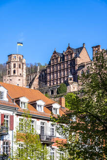 Deutschland, Baden-Württemberg, Heidelberg, Ruine des Heidelberger Schlosses mit Haus im Vordergrund - EGBF00979