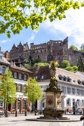 Deutschland, Baden-Württemberg, Heidelberg, Kornmarktmadonna mit Heidelberger Schloss im Hintergrund - EGBF00982