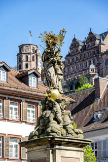 Germany, Baden-Wurttemberg, Heidelberg, Cornmarket Madonna statue with Heidelberg Castle in background - EGBF00984