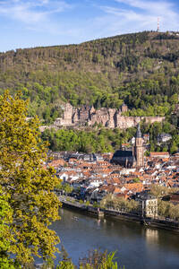 Deutschland, Baden-Württemberg, Heidelberg, Altstadtgebäude mit Neckar im Vordergrund und Heidelberger Schloss im Hintergrund - EGBF00987