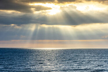 Deutschland, Schleswig-Holstein, Sonne bricht durch Wolken über der Nordsee - EGBF00994