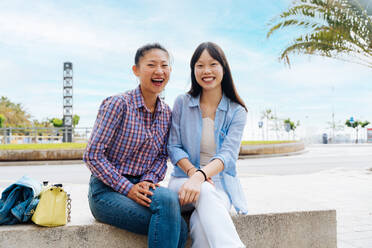 Glücklich schöne chinesische Frauen Freunde Bindung im Freien in der Stadt - Playful hübsche asiatische weibliche Erwachsene treffen und Spaß haben draußen, Konzepte über Lifestyle und Freundschaft - DMDF07945