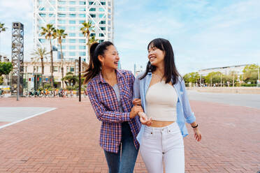 Glücklich schöne chinesische Frauen Freunde Bindung im Freien in der Stadt - Playful hübsche asiatische weibliche Erwachsene treffen und Spaß haben draußen, Konzepte über Lifestyle und Freundschaft - DMDF07948