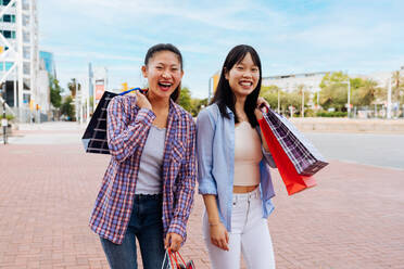 Glücklich schöne chinesische Frauen Freunde Bindung im Freien in der Stadt - Playful hübsche asiatische weibliche Erwachsene treffen und Spaß haben draußen, Konzepte über Lifestyle und Freundschaft - DMDF07951