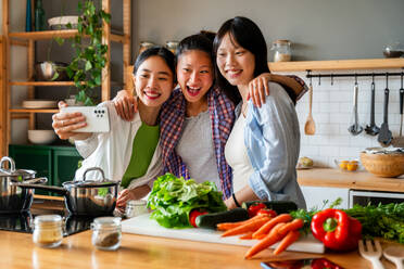 Glücklich schöne chinesische Frauen Freunde Bonding zu Hause und kochen köstliche Mahlzeit zusammen- Playful hübsche asiatische weibliche Erwachsene treffen und Spaß haben zu Hause, Konzepte über Lifestyle, häusliches Leben und Freundschaft - DMDF07958