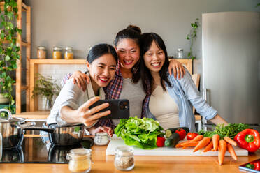 Glücklich schöne chinesische Frauen Freunde Bonding zu Hause und kochen köstliche Mahlzeit zusammen- Playful hübsche asiatische weibliche Erwachsene treffen und Spaß haben zu Hause, Konzepte über Lifestyle, häusliches Leben und Freundschaft - DMDF07960