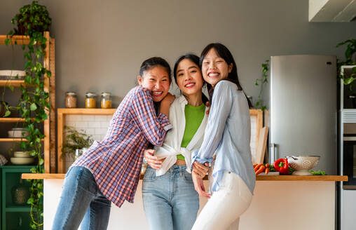 Happy beautiful chinese women friends bonding at home - Playful pretty asian female adults meeting and having fun at home, concepts about lifestyle, domestic life and friendship - DMDF07977