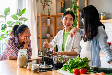 Happy beautiful chinese women friends bonding at home - Playful pretty asian female adults meeting and having fun at home, concepts about lifestyle, domestic life and friendship - DMDF07983