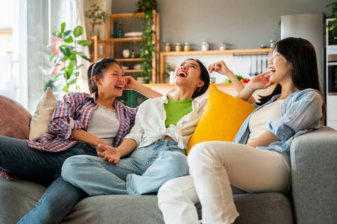Happy beautiful chinese women friends bonding at home - Playful pretty asian female adults meeting and having fun at home, concepts about lifestyle, domestic life and friendship - DMDF07985