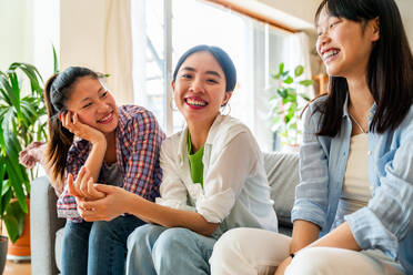 Happy beautiful chinese women friends bonding at home - Playful pretty asian female adults meeting and having fun at home, concepts about lifestyle, domestic life and friendship - DMDF07991