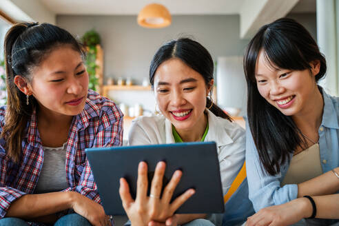 Happy beautiful chinese women friends bonding at home - Playful pretty asian female adults meeting and having fun at home, concepts about lifestyle, domestic life and friendship - DMDF07992