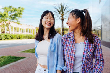 Glücklich schöne chinesische Frauen Freunde Bindung im Freien in der Stadt - Playful hübsche asiatische weibliche Erwachsene treffen und Spaß haben draußen, Konzepte über Lifestyle und Freundschaft - DMDF08011