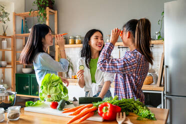 Glücklich schöne chinesische Frauen Freunde Bonding zu Hause und kochen köstliche Mahlzeit zusammen- Playful hübsche asiatische weibliche Erwachsene treffen und Spaß haben zu Hause, Konzepte über Lifestyle, häusliches Leben und Freundschaft - DMDF08023