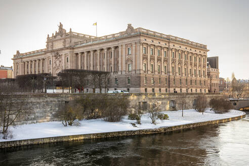 Schweden, Stockholm, Schwedisches Parlament im Winter - TAMF04035