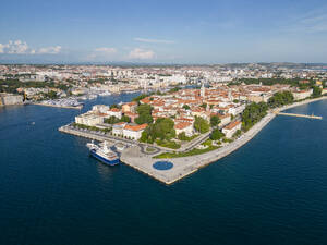 Kroatien, Zadar, Luftaufnahme der Stadtpromenade im Sommer - TAMF04038