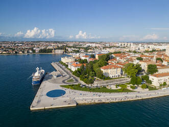 Kroatien, Zadar, Luftaufnahme der Stadtpromenade im Sommer - TAMF04041