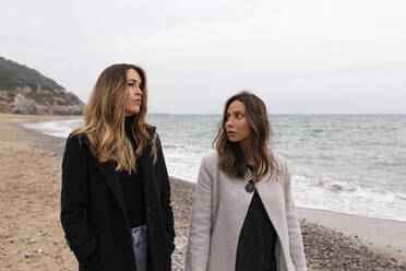 Friends walking and talking at beach - MMPF01105