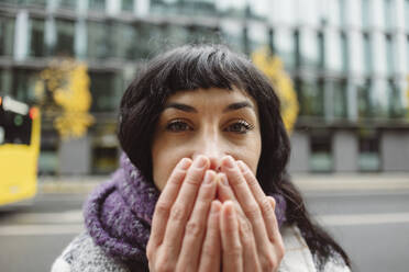 Frau bedeckt Mund mit Händen - JCCMF11047