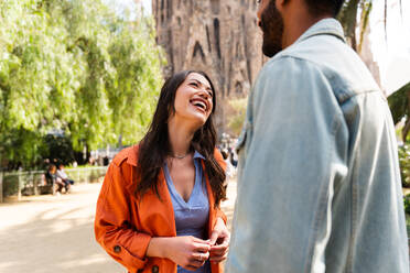 Multirassisches glückliches Liebespaar an der Sagrada Familia, Barcelona - Multiethnische Touristen, die in Europa reisen und eine Stadt in Spanien besuchen, Konzepte über Tourismus und Lebensstil der Menschen - DMDF08162