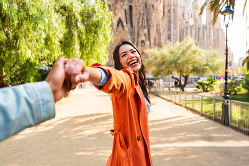 Multirassisches glückliches Liebespaar an der Sagrada Familia, Barcelona - Multiethnische Touristen, die in Europa reisen und eine Stadt in Spanien besuchen, Konzepte über Tourismus und Lebensstil der Menschen - DMDF08175