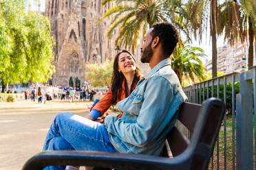 Multirassisches glückliches Liebespaar an der Sagrada Familia, Barcelona - Multiethnische Touristen, die in Europa reisen und eine Stadt in Spanien besuchen, Konzepte über Tourismus und Lebensstil der Menschen - DMDF08190