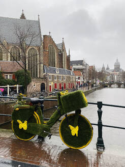 Fahrrad am Kanal in Amsterdam in den Niederlanden - PBTF00392