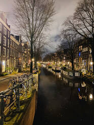 Gracht bei Nacht in Amsterdam, Niederlande - PBTF00394