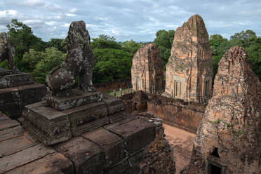 Die verwitterten Überreste eines Tempels des Khmer-Reiches stehen unter einem stimmungsvollen Himmel und verkörpern Jahrhunderte von Geschichte und Kultur im Herzen Kambodschas. - ADSF50819