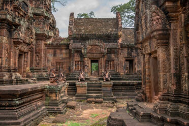 Der Banteay-Srei-Tempel, Teil des berühmten Angkor-Komplexes in Kambodscha, zeigt kunstvolle Steinmetzarbeiten und klassische Khmer-Architektur. - ADSF50820