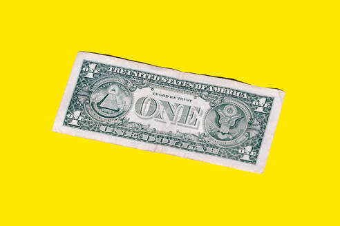 Nahaufnahme von einem Dollar Papier Währung isoliert auf gelbem Hintergrund mit Kopie Raum - ADSF50859