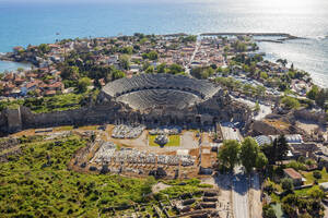 Luftaufnahme des antiken Theaters in Side an der Mittelmeerküste von Antalya, Türkei. - AAEF24658
