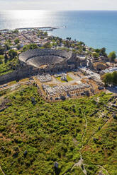 Luftaufnahme des antiken Theaters in Side an der Mittelmeerküste von Antalya, Türkei. - AAEF24659