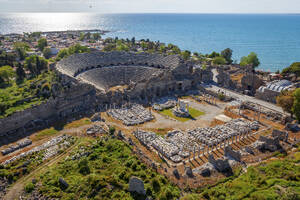 Luftaufnahme des antiken Theaters in Side an der Mittelmeerküste von Antalya, Türkei. - AAEF24660