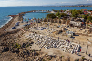 Luftaufnahme der historischen Ruinen in Side an der Mittelmeerküste von Antalya, Türkei. - AAEF24661