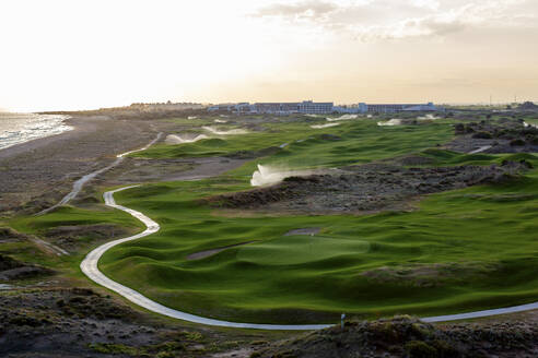 Luftaufnahme eines Golfplatzes, der neben dem Strand an der Mittelmeerküste von Belek, Antalya, Türkei, angelegt wurde. - AAEF24663