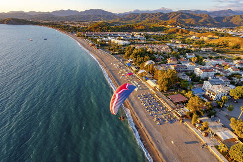 Luftaufnahme von in Formation fliegenden Paramotoren am Calis Beach von Fethiye, Mugla, Türkei. - AAEF24668